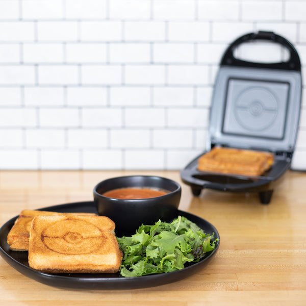 EAN 0840790145624 - Uncanny Brands Pokémon Poké Ball sandwichera Negro, Rojo, Blanco imagen 6