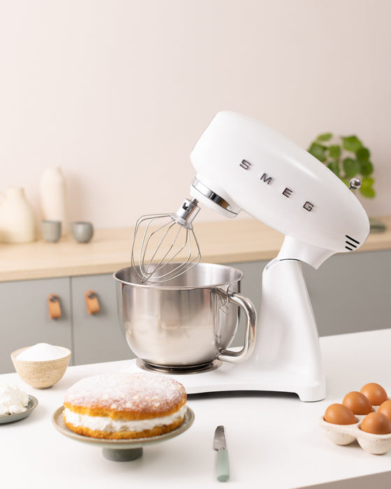 EAN 8017709353803 - Smeg SMF05WHEU batidora Batidora de varillas 1000 W Blanco imagen 18