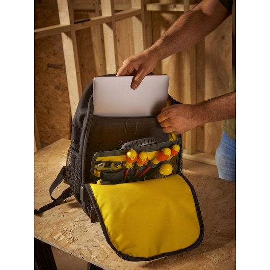 EAN 3253561723353 - Stanley STST1-72335 mochila Mochila de senderismo Negro, Amarillo Nylon imagen 7