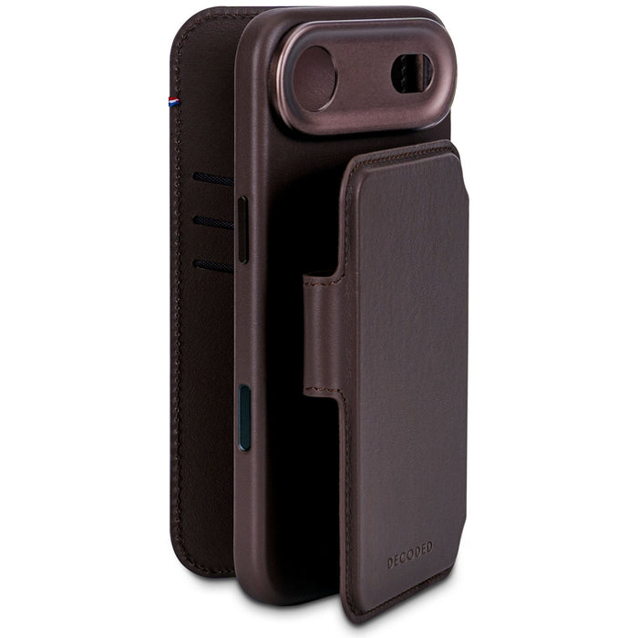 EAN 8721145007533 - Decoded D26IPO17ADW5CN funda para teléfono móvil 16,5 cm (6.5") Funda cartera Marrón imagen 2