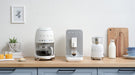 EAN 8017709280550 - Smeg DCF02WHEU cafetera eléctrica Totalmente automática Cafetera de filtro 1,4 L imagen 6