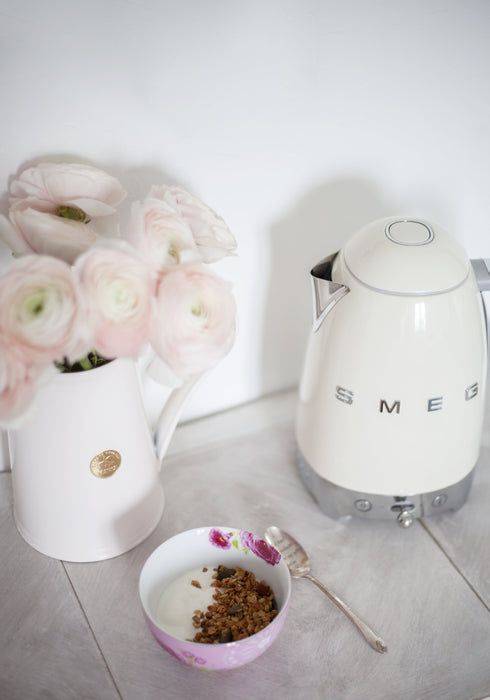 EAN 8017709231378 - Smeg KLF04CREU tetera eléctrica 1,7 L 2400 W Crema de color imagen 20