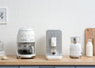 EAN 8017709280550 - Smeg DCF02WHEU cafetera eléctrica Totalmente automática Cafetera de filtro 1,4 L imagen 7