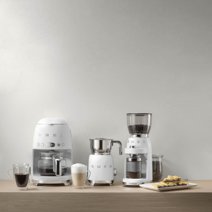 EAN 8017709280550 - Smeg DCF02WHEU cafetera eléctrica Totalmente automática Cafetera de filtro 1,4 L imagen 9