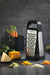 EAN 98399340197 - Microplane 34019 cortador de verduras en espiral o rallador manual Caja ralladora Negro, Acero satinado imagen 2