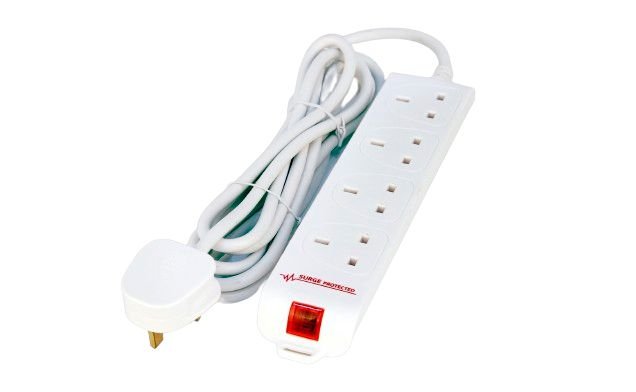 EAN 5715063413814 - Microconnect MC-UKSURGESTRIP4-5M base múltiple 4 salidas AC Interior Blanco imagen 1