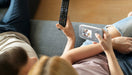 EAN 5055374710111 - Motorola VM482 video-monitor para bebés 300 m FHSS Plata, Blanco imagen 2