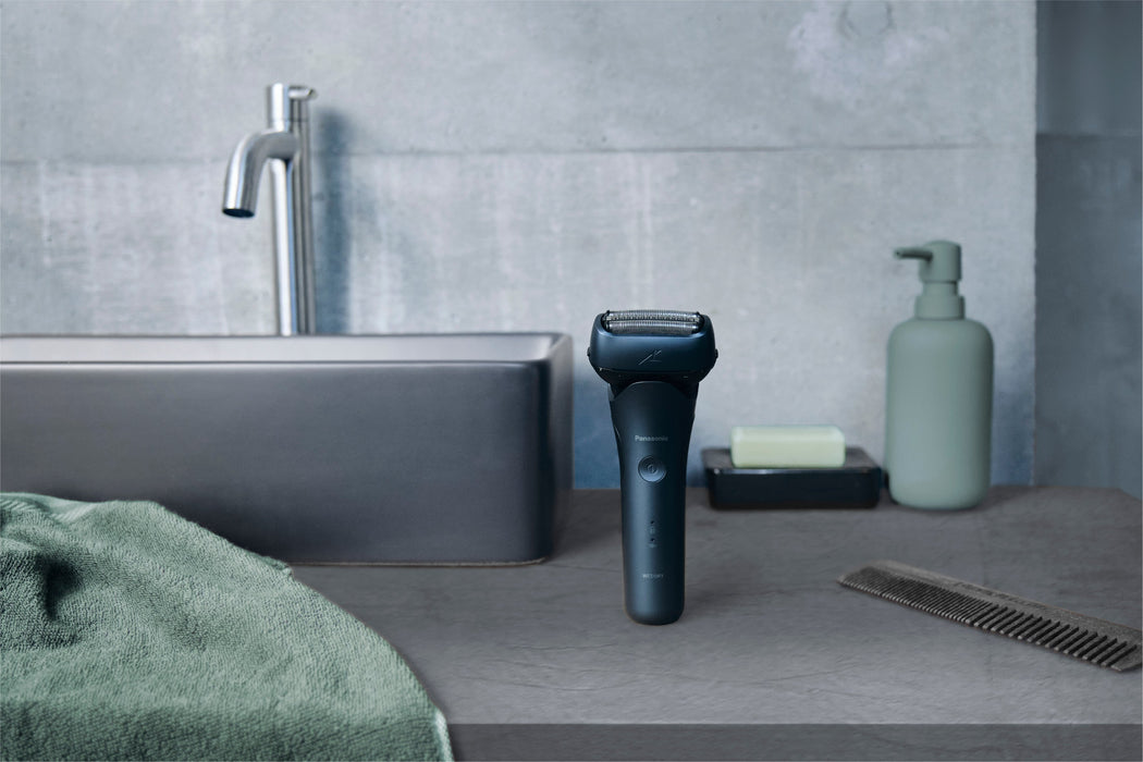 EAN 5025232950430 - Panasonic ES-LT4B Máquina de afeitar de láminas Recortadora Azul imagen 4