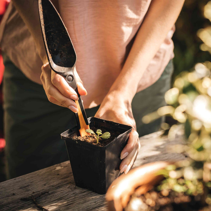 EAN 6411501311276 - Fiskars 1057641 pala y paleta Pala de jardín Negro, Marrón imagen 6