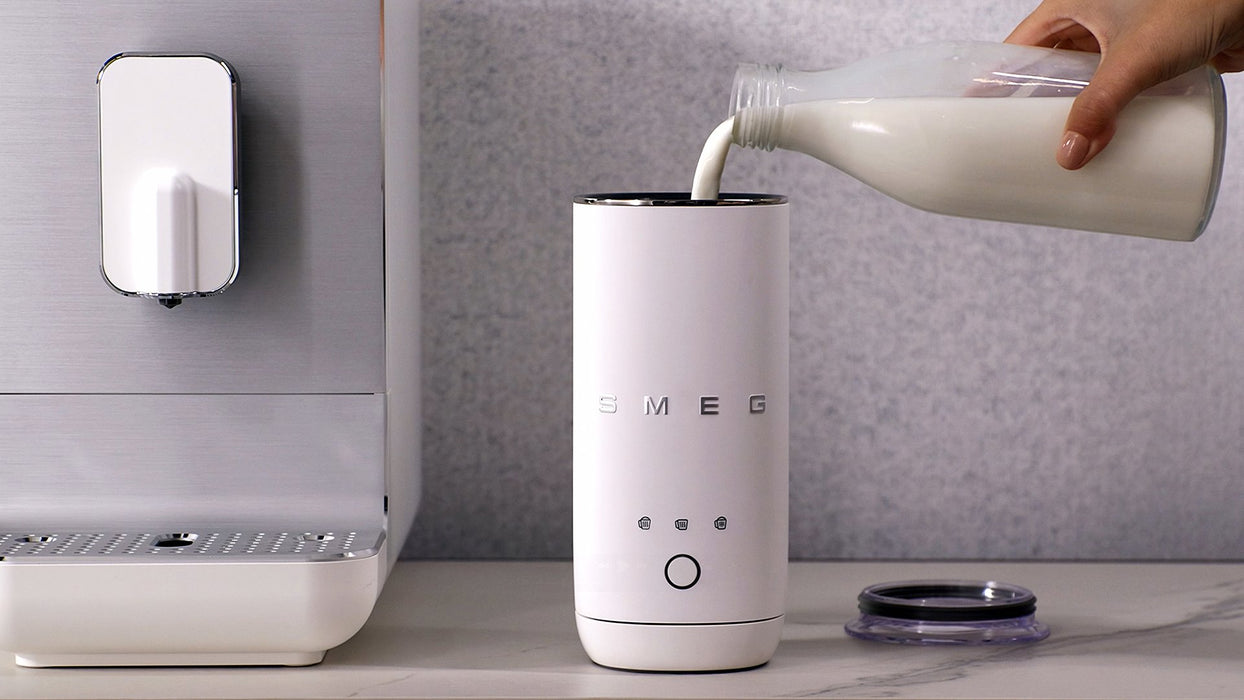 EAN 8017709361952 - Smeg MFF02WHMEU espumador o calentador de leche Blanco imagen 13