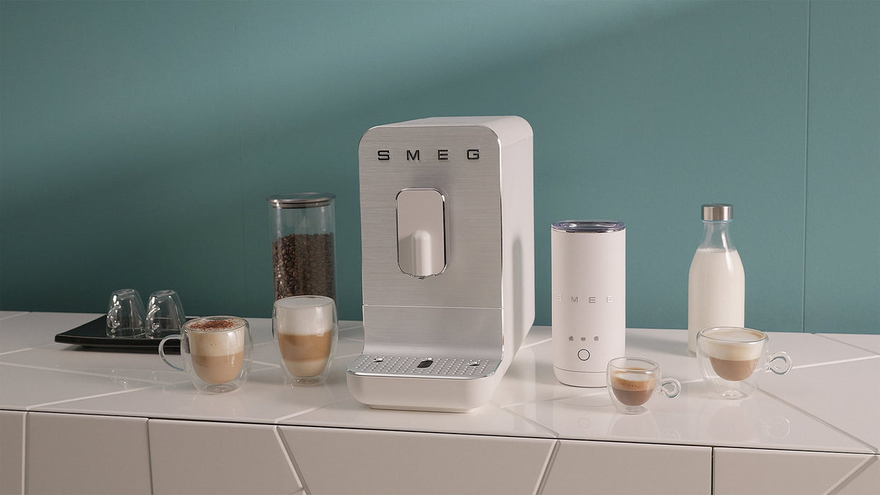 EAN 8017709361952 - Smeg MFF02WHMEU espumador o calentador de leche Blanco imagen 14