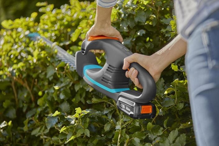 EAN 4078500061841 - Gardena 14733-20 corta-setos eléctrico Cuchilla sencilla 2 kg imagen 2