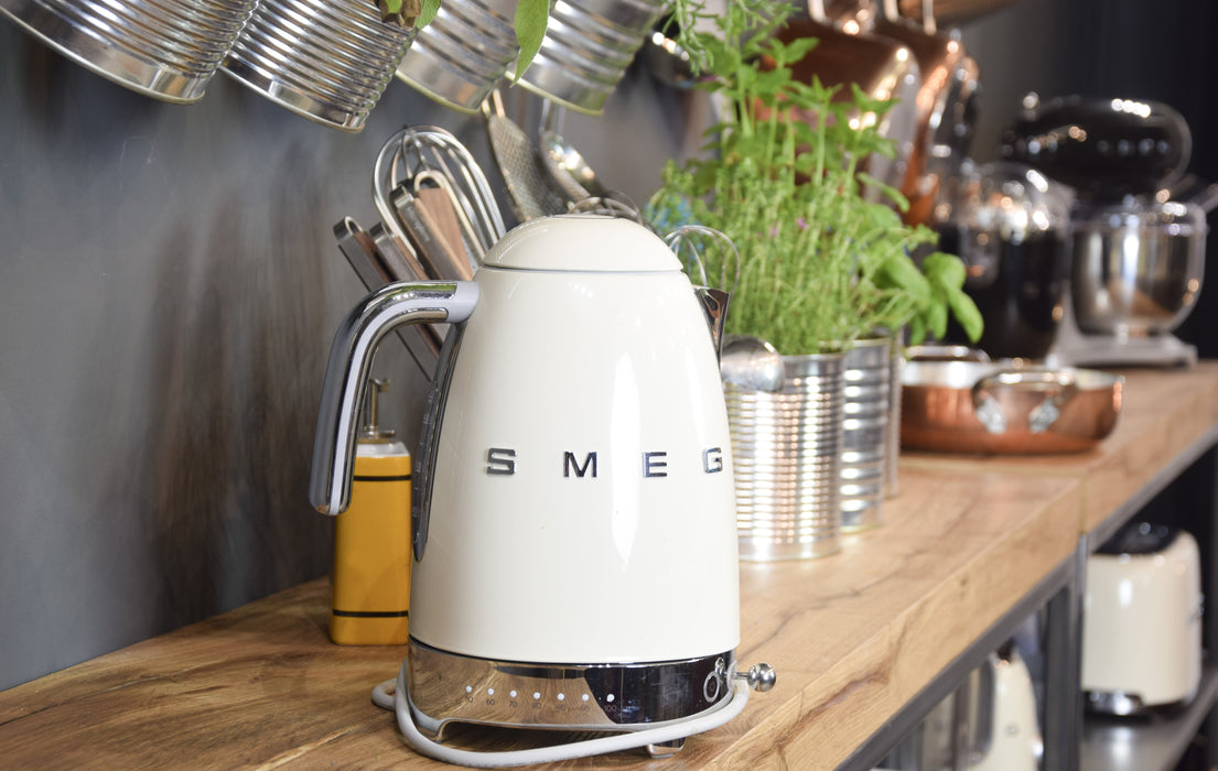 EAN 8017709231378 - Smeg KLF04CREU tetera eléctrica 1,7 L 2400 W Crema de color imagen 22